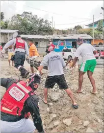  ?? CORTESÍA ?? Accidente. En Chincha, varios bomberos retiraron a las víctimas.