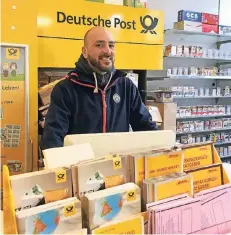  ?? RP-FOTO: ALEXANDRA RÜTTGEN ?? Serdal Cantürk in seinem Kiosk hinter der Theke. In vier bis sechs Wochen, so schätzt er, übergibt er den Laden an den neuen Inhaber.