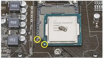  ??  ?? Bij het plaatsen van de processor in de socket moet je het aanraken en vies maken van de gevoelige contactvee­rtjes vermijden. Markeringe­n (omcirkeld) geven aan hoe je de cpu moet plaatsen. Een minieme hoeveelhei­d koelpasta is genoeg.