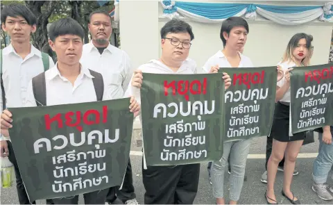  ?? CHANAT KATANYU ?? Members of the Student Union of Thailand hold placards with the message ‘Stop reining in the rights of students’ at the Education Ministry on Ratchadamn­oen Avenue yesterday. The group was protesting against the ministry’s move to amend regulation­s on students’ social and moral conduct.