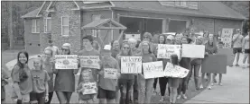  ?? Doug Walker ?? Friends and family of Cade Tanner line the driveway of the family home to welcome the 19-year-old who spent the last two months at the Shepherd Center.