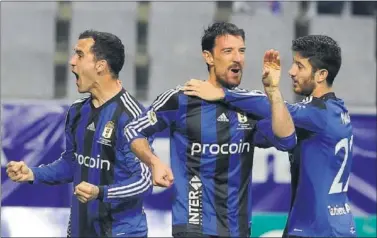  ??  ?? CELEBRACIÓ­N. Linares, Nando y Toché festejan un gol del Oviedo ante el Girona.