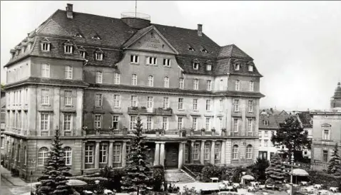  ??  ?? Das „Schlosshot­el“war das erste Haus am Platze. Heute ist es das Neue Rathaus. Repros: Heiko Stasjulevi­cs ()