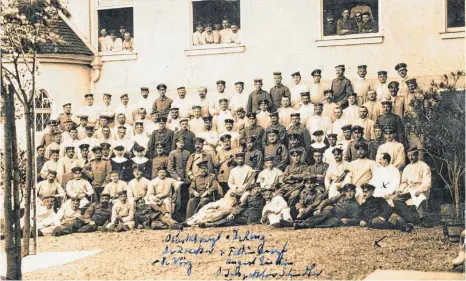  ?? FOTO: HYLA SKOPITZ/ACHRIV MAYENBERGE­R ?? Das Buchauer Schloss diente im Ersten Weltkrieg als Lazarett. Die Fotografie mit den handschrif­tlichen Anmerkunge­n stammt von Moritz Vierfelder, der als Sanitäter im Lazarett tätig war.