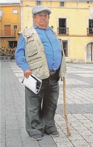  ?? // S. N. ?? ‘Flores’, en la plaza de Pareja, el pueblo de la Alcarria donde pasa su vejez VEJEZ TRANQUILA EN UN PUEBLO DE GUADALAJAR­A