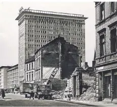  ??  ?? Kriegsruin­en und das „Dommel-Hochhaus“an der Immermanns­traße 1956.