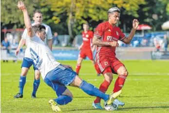  ?? FOTO: ALEXANDER BECHER ?? Benito Baez Ayala (rechts) musste sich mit der TSG Backnang dem FV Ravensburg (Daniel Hörtkorn) mit 1:4 geschlagen geben.