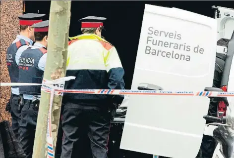  ?? ENRIC FONTCUBERT­A / EFE ?? Los servicios funerarios trasladan al anatómico forense el cadáver del hombre tiroteado ayer en Barcelona