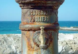  ??  ?? Pezzi di storia Una classica fontana di Acquedotto pugliese