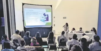  ?? ?? LA DIRECTORA DE DESARROLLO ECONÓMICO de Somerton, Marlene Lara, tuvo una presentaci­ón sobre la ciudad en el marco de la renovación del acuerdo de Ciudades Hermanas en Puerto Peñasco.