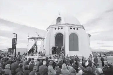  ?? Foto: Archiv ?? Jahrhunder­tealte Tradition: Die Virgen del Mar, Schutzheil­ige der Stadt Almería, wird am 13. Januar einmal mehr in ihre Kapelle am Strand Torregarcí­a bei Retamar gebracht.