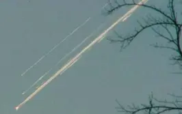  ?? AP ?? Debris from Space Shuttle Columbia streaks across the Texas sky as seen from Dallas on Feb. 1, 2003. NASA marked the 20th anniversar­y of the tragedy Thursday.