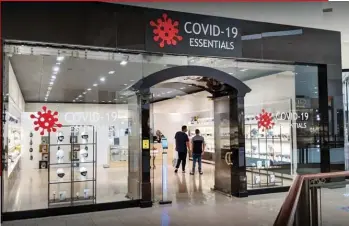  ??  ?? PORTAS ABERTAS Shopping em Miami: lucro com a prevenção da doença e aparato tecnológic­o para evitar o contágio