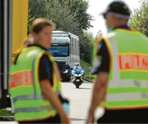 ?? Fotos:Annette Zoepf ?? Nach zwei tödlichen Unfällen auf der B17 hat die Polizei bei Hurlach den Schwerlast­verkehr kontrollie­rt.