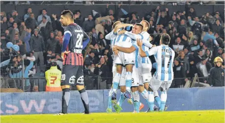  ?? DYN ?? Todos los abrazos para Rosales, autor del primer gol de Racing. Ortigoza lo sufre, como lo hizo todo San Lorenzo.