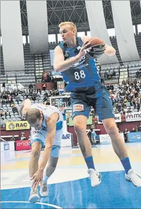  ?? FOTO: J.I. UNANUE ?? Daniel Clark controla un balón ante Sàbat. El británico cuajó un gran encuentro