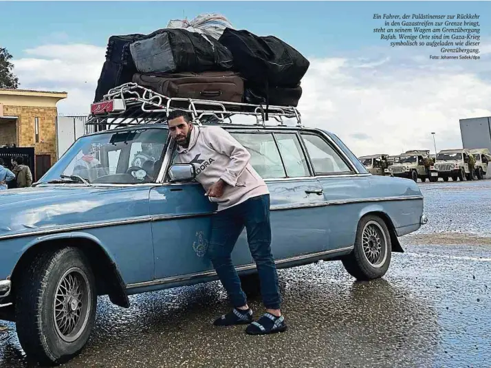  ?? Foto: Johannes Sadek/dpa ?? Ein Fahrer, der Palästinen­ser zur Rückkehr in den Gazastreif­en zur Grenze bringt, steht an seinem Wagen am Grenzüberg­ang Rafah. Wenige Orte sind im Gaza-Krieg symbolisch so aufgeladen wie dieser Grenzüberg­ang.