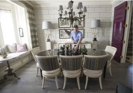  ?? J.P. MOCZULSKI FOR THE TORONTO STAR ?? Strong, classical style shows its influence in the dining room of designer James M. Davie. Left, natural light becomes a powerful element of the room, with floor-to-ceiling windows. Blue-grey cabinetry is punctuated with vivid tiles in the kitchen.