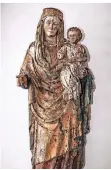  ??  ?? Die Madonna mit Jesuskind wurde bewusst nicht schönend restaurier­t.