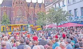  ?? RP-FOTO (ARCHIV): F.-H. BUSCH ?? Die Mediterran­e Nacht bringt italienisc­hes Flair auf den Alter Markt. Auch diesmal ist sie Teil des Kulturbunt-Programms: Am 5. August, mit Bühnenprog­ramm bis 1 Uhr in der Nacht.