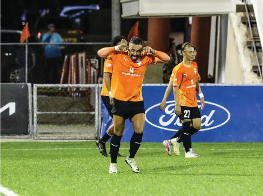  ?? FE ?? El colombiano Juan David Díaz celebra el tercer gol aportado para Cibao FC en el minuto 61 ante Delfines FC.
