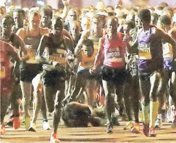  ?? FOTO: ACICASRUNN­ERS ?? Bekele, en el suelo, a la largada del Maratón de Dubái.