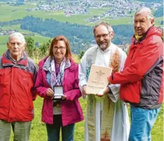  ?? Foto: Ortlieb ?? Mit der BLSV Verdienstp­lakette in Silber zeichneten (von links) Hubert Müller, Loni Becht und Manfred Ortlieb Pfarrer Richard Dick aus.