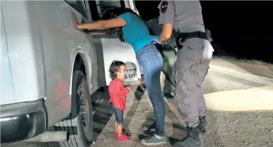 ??  ?? Eine Mutter und ihr Kind werden beim Versuch der illegalen Einreise in McAllen, Texas, nahe der Grenze zu Mexiko festgehalt­en.