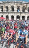  ?? FOTO: AFP ?? Malerisch: Das Fahrerfeld wartet vor der Arena von Nîmes auf den Start der Vuelta.