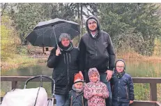  ??  ?? Hatten trotz Regens Spaß: Andrea und Martin Langosz mit (v.l.) Pia (2), Kiara (4) und deren Freund Ben (5) sowie Kasimir (1) im Kinderwage­n.