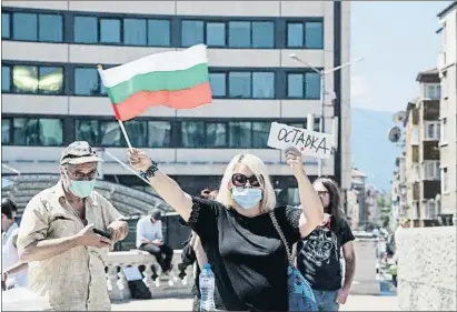  ?? J. A. SÁNCHEZ MANZANO ?? Insistènci­a. Des de fa un mes la gent surt al carrer exigint la dimissió de Boríssov.
El 21 de juliol es va celebrar una moció de censura que no va prosperar
