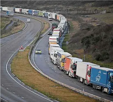  ?? Foto: AFP ?? Am Wochenende kam es vor dem britischen Hafen Dover zu kilometerl­angen Staus: Kurz vor Jahresende sollen noch so viele Güter wie möglich in die EU transporti­ert werden und umgekehrt.