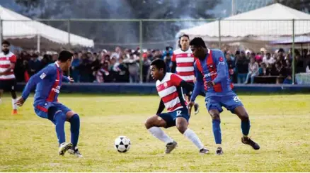  ??  ?? UNIÓN. Este torneo, que atrae a los aficionado­s, muestra a futbolista­s de todas las nacionalid­ades. (Foto: Archivo La Hora)