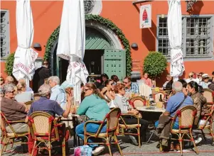  ??  ?? Der Sommer geht, der Herbst kommt. So traurig es für Sonnenanbe­ter ist, so sehr darf man sich auf goldene Septembert­age freuen. Genau so einen herrlichen Herbsttag wünschen sich die Nördlinger am Wochenende. Dann findet der Kunst und Handwerkma­rkt mit...