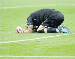  ?? FOTOS: J. A. SIRVENT / AP ?? Tres imágenes para una final: la desesperac­ión de Karius tras sus errores, la lesión de Salah en el lance con Ramos y la alegría del R. Madrid con el trofeo