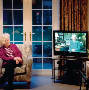  ??  ?? In tv
Lo storico discorso di quattro minuti della regina Elisabetta che ha tenuto lo scorso 5 aprile in diretta tv