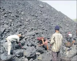  ?? CHANDAN PAUL/HT PHOTO ?? Coal workers at a mine in Jharia,