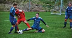  ?? Foto: Julia Prestele ?? Kaum ein Durchkomme­n gab es für den TSV Pfersee gegen die Defensive des FC Loppenhaus­en um Lea Rampp (links) und Emily Bucher.