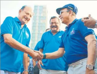  ?? HT PHOTO ?? Reliving the Shivaji Park Gymkhana and Dadar Union rivalry, Ajit Wadekar (left) and Sunil Gavaskar shake hands before their veterans’ match played at the Shivaji Park in 2017.