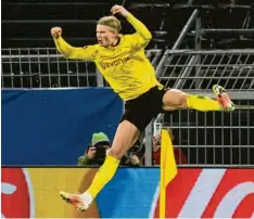  ?? Foto: Bernd Thissen, dpa ?? Der eingesprun­gene Haaland: Dortmunds Torjäger feiert gegen Sevilla seinen Treffer zum 2:0.