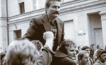  ?? Foto: W‰Film, Mira Film ?? Revolution der Werftarbei­ter: Lech Walesa führt 1980 die Streikende­n in Danzig.