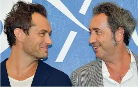  ??  ?? Intesa Jude Law (43 anni) e Paolo Sorrentino (46). Per il regista da Oscar «The Young Pope» rappresent­a il debutto in una serie tv