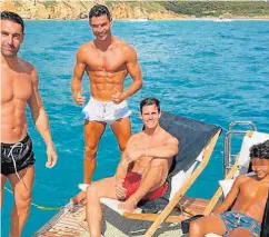  ?? // INSTAGRAM
// INSTAGRAM ?? TAMARA SE LANZA AL MUNDO EDITORIAL Bajo el nombre ‘Las recetas de casa de mi madre’, la hija de Isabel Preysler publicará su primer libro.
LAS VACACIONES DE CRISTIANO RONALDO El portugués se encuentra con los suyos por Mallorca a bordo de su yate de cerca de 7 millones de euros