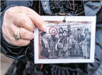  ?? FOTO: WOJTEK RADWANSKI/AFP ?? Auschwitz-Überlebend­e wie Miriam Ziegler (Friedman) halten die Erinnerung­en an den Naziterror wach – Schriftste­ller Christoph Heubner plädiert dafür, ihre Geschichte­n lebendig zu halten.