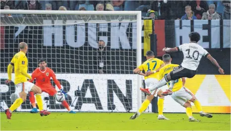 ?? FOTO: MARC SCHÜLER/IMAGO IMAGES ?? Gleich wird der Ball im rumänische­n Tor einschlage­n: Serge Gnabry (re.) erzielt mit seinem 20. Länderspie­ltreffer das 1:1 in Hamburg.