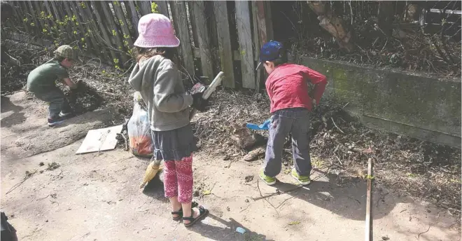  ?? ÉCO-QUARTIER NOTRE-DAME-DE-GRÂCE ?? Le comité de ruelle est notamment responsabl­e d’organiser des corvées de nettoyage auxquelles peuvent participer petits et grands.