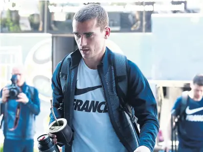  ?? Benjamin creme / afp ?? Antoine Griezmann, delantero de Atlético de Madrid, y su inseparabl­e mate