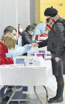  ?? FRANCISCO GONZÁLEZ ?? Realizació­n de pruebas de coronaviru­s en Córdoba.
