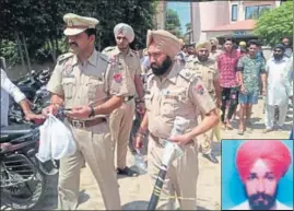  ?? HT PHOTO ?? ■ Police at the hotel where security guard Harjinder Singh (inset) was murdered on Sunday. A cop is seen carrying the baseball bat purportedl­y used to kill the victim.