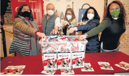  ?? JORDI LANDERO ?? Representa­ntes municipale­s y empresaria­les, en el momento de la elección de los ganadores del sorteo, ayer en Ayamonte.